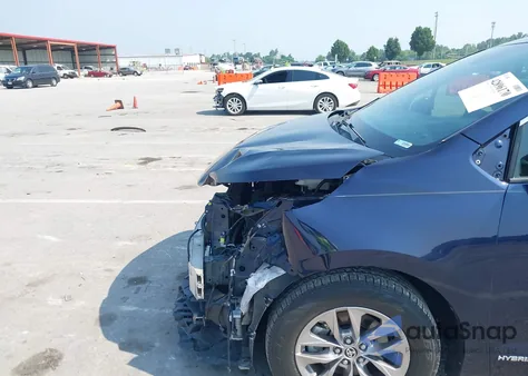 2021 Toyota Sienna Xle z USA, uszkodzony, nr VIN 5TDJRKEC0MS018543